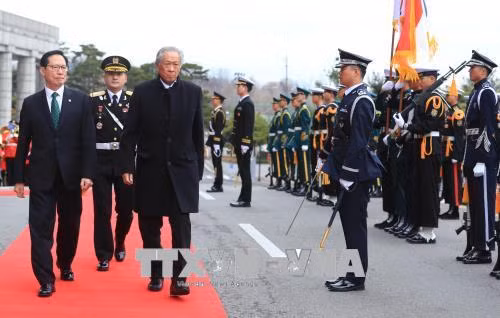 韩国国防部长宋永武与新加坡国防部长黄永宏。（图片来源：越通社）