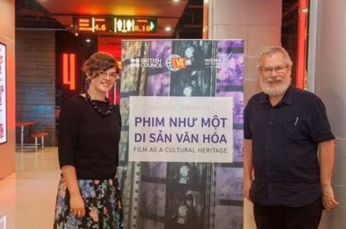 英国文化教育协会理事会的成员Frank Gray(右)和Shona Thomson(左)(图片来源:人民军队报) 英国文化教育协会理事会的成员Frank Gray(右)和Shona Thomson(左)(图片来源:人民军队报)