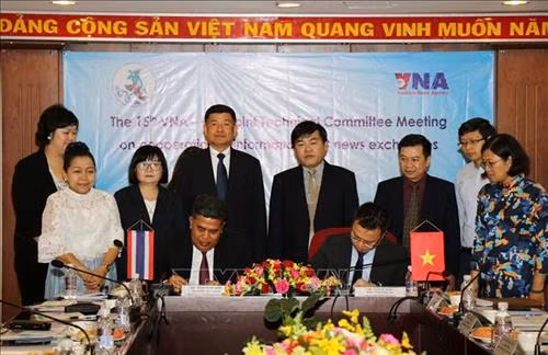 双方共同签署第十五次联合技术委员会会议纪要。图自越通社 双方共同签署第十五次联合技术委员会会议纪要。图自越通社