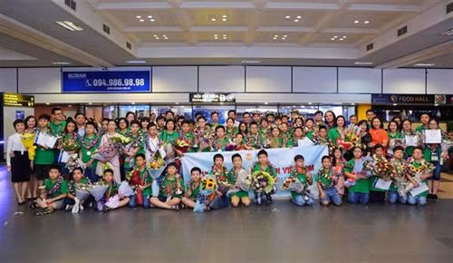 参加“2018年未来数学家挑战赛”的河内市学生代表团已胜利回国。图自越通社