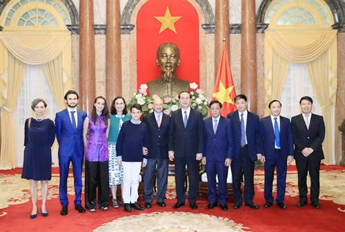 越南国家主席陈大光同墨西哥前总统卡洛斯一行合影留念。图片来源:越通社) 越南国家主席陈大光同墨西哥前总统卡洛斯一行合影留念。图片来源:越通社)
