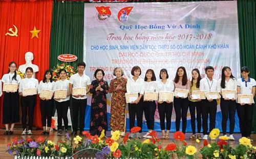 原国家副主席、武阿丁助学基金会主席张美花向胡志明市特困少数民族优秀学生和大学生发放武阿丁奖学金。(图片来源:越通社) 原国家副主席、武阿丁助学基金会主席张美花向胡志明市特困少数民族优秀学生和大学生发放武阿丁奖学金。(图片来源:越通社)