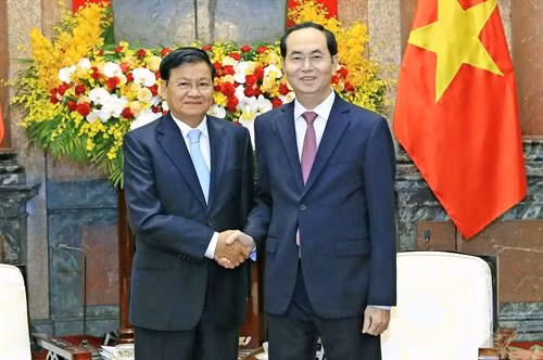 越南国家主席陈大光（右）会见老挝总理通伦·西苏里。越通社记者 颜创 摄