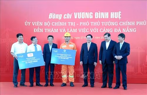 王廷惠副总理（右三）在岘港港口调研。图自越通社