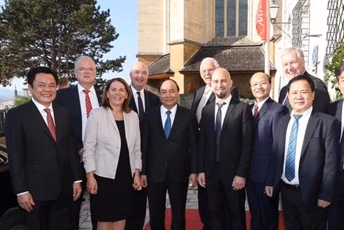 政府总理阮春福与克雷姆斯应用科技大学领导班子合影。越通社记者 统一 摄 政府总理阮春福与克雷姆斯应用科技大学领导班子合影。越通社记者 统一 摄