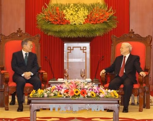 阮富仲总书记会见韩国总统文在寅。(图片来源:越通社) 阮富仲总书记会见韩国总统文在寅。(图片来源:越通社)