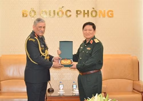 吴春历大将（右）与印度陆军总司令比平·拉瓦特大将 图自越通社