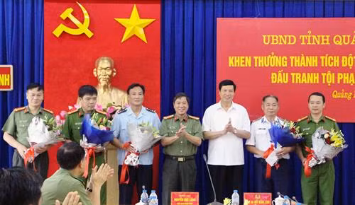 广宁省人民委员会主席阮德龙向广宁省公安局毒品犯罪调查警察处颁发奖状。越通社记者 文德 摄