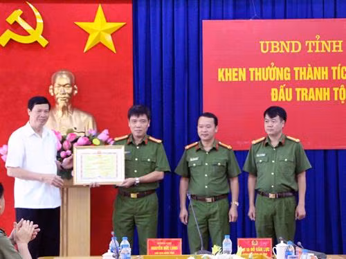 广宁省人民委员会主席阮德龙向广宁省公安局毒品犯罪调查警察处颁发奖状。越通社记者 文德 摄