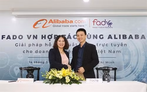 越南Fado公司同Alibaba.com合作文件签署仪式。图自因特网 越南Fado公司同Alibaba.com合作文件签署仪式。图自因特网