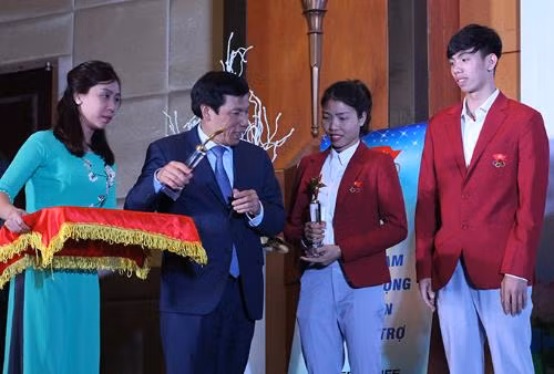 阮玉善部长向各运动员颁发奖项。图自互联网 阮玉善部长向各运动员颁发奖项。图自互联网