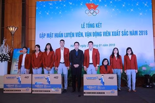 赞助商代表向各运动员颁发奖项。图自互联网 赞助商代表向各运动员颁发奖项。图自互联网