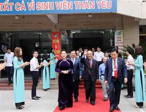 越南国会主席出席财政学院教师节庆祝活动。图自越通社 越南国会主席出席财政学院教师节庆祝活动。图自越通社