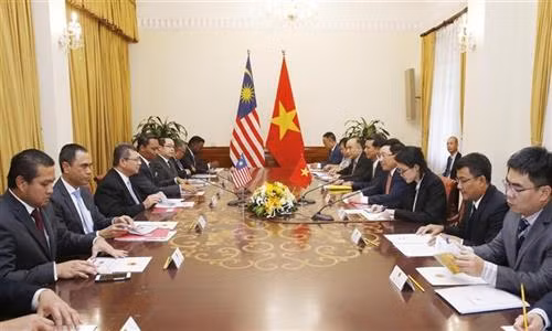 越南政府副总理兼外长范平明与马来西亚外交部长赛夫丁举行会谈。图自越通社 越南政府副总理兼外长范平明与马来西亚外交部长赛夫丁举行会谈。图自越通社