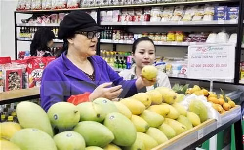 消费品选购水果 图自越通社 消费品选购水果 图自越通社