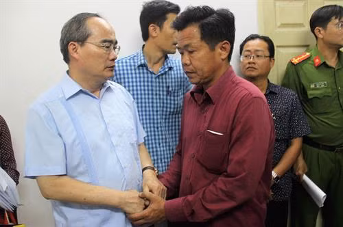 胡志明市市委书记阮善仁慰问火灾事故受灾家庭。（图片来源：越通社）