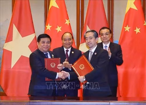 阮春福与李克强见证两国各部门互相交换合作文件。越通社记者 统一 摄