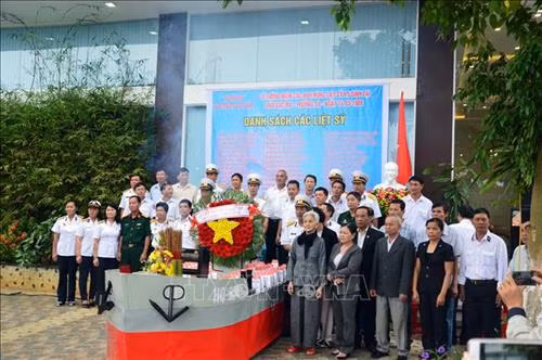 深切缅怀在鬼鹿角礁英勇牺牲的烈士们。图自越通社