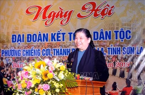 越南国会副主席从氏放9日晚来到山罗市长盖（Chiềng Cơi）坊出席“全全民大团结日”庆祝活动。图自越通社