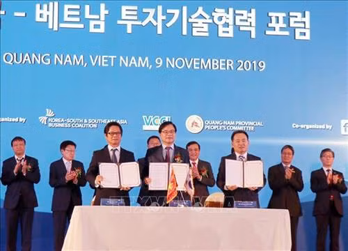 越南工商会与韩国企业签署合作协议。图自越通社 越南工商会与韩国企业签署合作协议。图自越通社