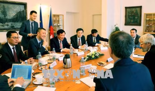 越南最高人民法院代表团与捷克最高检察院领导班子举行会谈。(图片来源:越通社) 越南最高人民法院代表团与捷克最高检察院领导班子举行会谈。(图片来源:越通社)