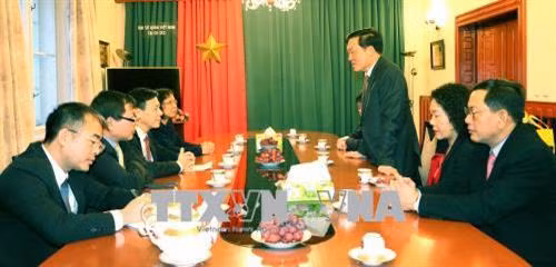 越南最高人民法院代表团探访越南驻捷克大使馆。(图片来源:越通社) 越南最高人民法院代表团探访越南驻捷克大使馆。(图片来源:越通社)