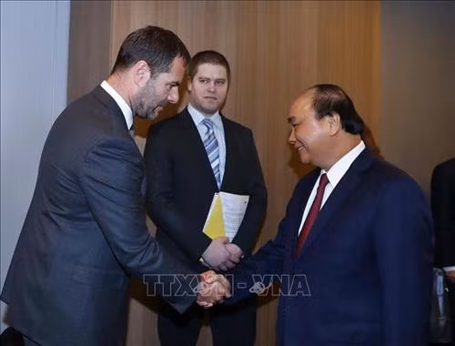 阮春福与捷信集团领导握手。图自越通社