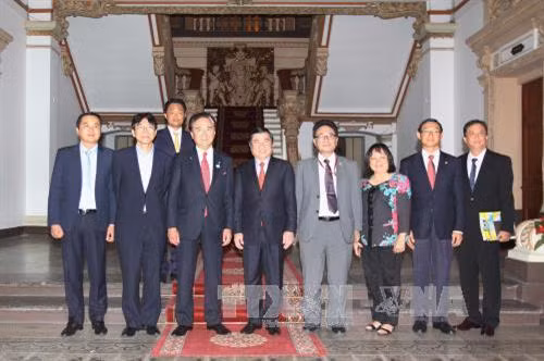 胡志明市人民委员会主席阮诚峰（左四）会见日本神奈川县知事黑岩佑治。（左3）