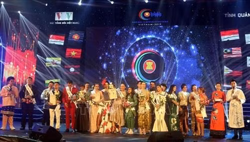 2019年第二届东盟加三（ASEAN 3）歌唱大赛总决赛7月28日晚在广宁省下龙市举行。图自越通社