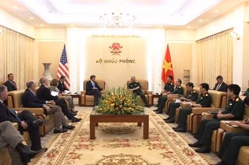 国防部副部长阮志咏会见美国众议院军事委员会战略力量小组委员会主席迈克 · 罗杰斯一行 。(图片来源:越南人民军报) 国防部副部长阮志咏会见美国众议院军事委员会战略力量小组委员会主席迈克 · 罗杰斯一行 。(图片来源:越南人民军报)