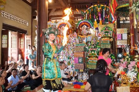 跳神艺术表演 。(图片来源:越通社) 跳神艺术表演 。(图片来源:越通社)