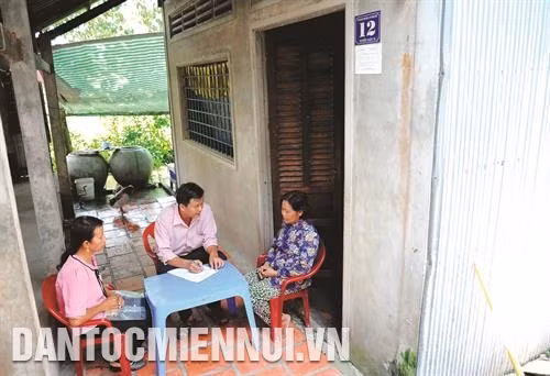 红旗县红旗市太和B村凤眼蓝编织合作社为高棉族人会员提供就业机会,带来稳定收入。记者 安孝 摄 红旗县成人教育和职业教育中心干部了解红旗市太和高棉族人学艺需求。记者 安孝 摄 芹苴市就业服务中心引导解决劳动者就业问题。记者 安孝 摄 红旗县红旗市太和B村凤眼蓝编织合作社为高棉族人会员提供就业机会,带来稳定收入。记者 安孝 摄 红旗县成人教育和职业教育中心干部了解红旗市太和高棉族人学艺需求。记者 安孝 摄 芹苴市就业服务中心引导解决劳动者就业问题。记者 安孝 摄