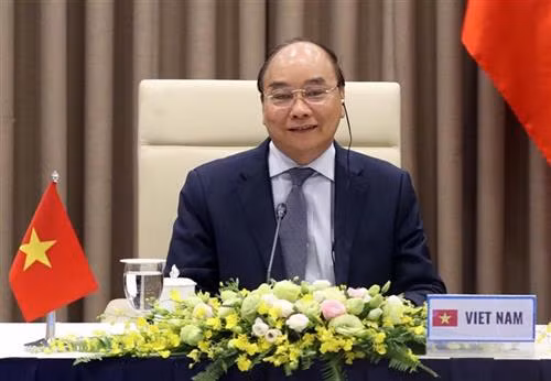 越南政府总理阮春福在会议上发言。图自越通社