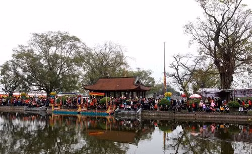 众多游客参加太平省神光寺庙会。(图片来源:越通社) 众多游客参加太平省神光寺庙会。(图片来源:越通社)