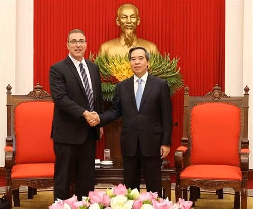 中央经济部部长阮文平会见国际货币基金组织（IMF）新任驻越办事处首席代表Francois Painchaud。 图自越通社
