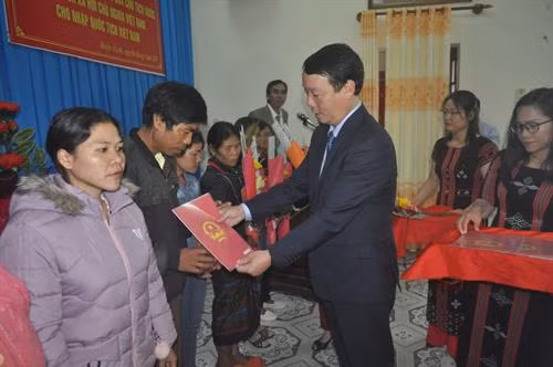 承天顺化省人民委员会9月6日向阿雷县非法婚姻或自由迁徙的9名老挝公民颁发入籍证书。图自互联网