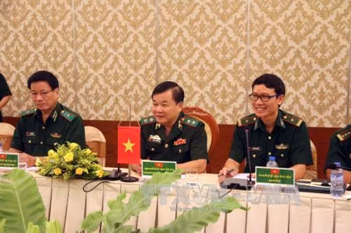 中央军委委员、越南边防部队司令黄春战中将(中)发表讲话。(图片来源:越通社) 中央军委委员、越南边防部队司令黄春战中将(中)发表讲话。(图片来源:越通社)