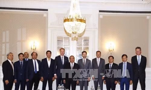 越南政府高级代表团与荷兰企业代表合影。（图片来源：越通社）