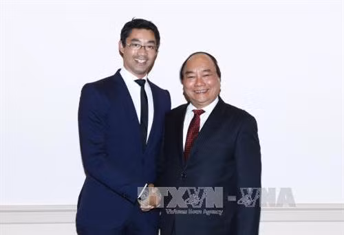 阮春福（右）会见世界经济论坛执行董事菲利普·罗斯勒。 （图片来源：越通社）