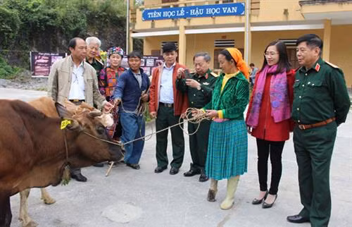 越南协助克服炸弹地雷后果协会领导向贫困地雷受害者家庭移交母牛。(图片来源:河江报网) 越南协助克服炸弹地雷后果协会领导向贫困地雷受害者家庭移交母牛。(图片来源:河江报网)