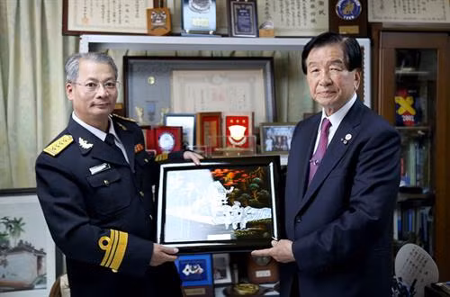 015号“陈兴道”舰队队长黎鸿战大校向日方代表赠送礼物 图自互联网 015号“陈兴道”舰队队长黎鸿战大校向日方代表赠送礼物 图自互联网