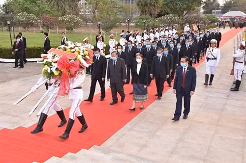 老挝人民革命党中央总书记、国家主席本扬率领党、国会和政府代表团赴凯山·丰威汉博物馆献上鲜花以表达缅怀之情。图自互联网