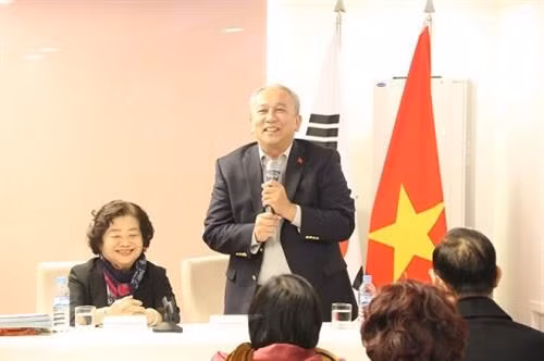 越南驻韩大使阮武秀在见面会上发言。(图片来源:越通社) 越南驻韩大使阮武秀在见面会上发言。(图片来源:越通社)
