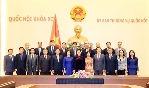 越南国会主席阮氏金银与各位代表合影 图自越通社 越南国会主席阮氏金银与各位代表合影 图自越通社