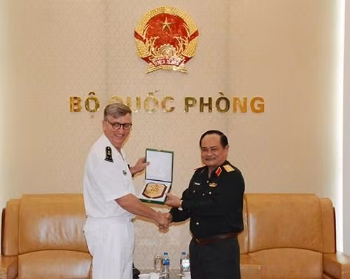 越南人民军副总参谋长阮方南上将向法国在亚太地区军事力量司令丹尼斯·伯特兰海军少将赠送纪念品。(图片来源:qdnd.vn) 越南人民军副总参谋长阮方南上将向法国在亚太地区军事力量司令丹尼斯·伯特兰海军少将赠送纪念品。(图片来源:qdnd.vn)