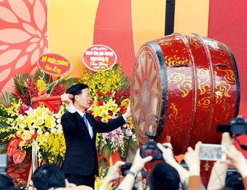 越共中央宣教部长武文赏在开幕式上敲响了鼓声。(图片来源:越通社) 越共中央宣教部长武文赏在开幕式上敲响了鼓声。(图片来源:越通社)