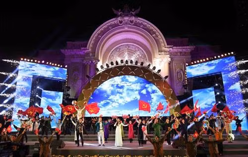 胡志明市举行庆祝越南共产党成立90周年的特别文艺晚会。图自越通社 胡志明市举行庆祝越南共产党成立90周年的特别文艺晚会。图自越通社