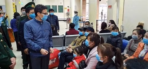 武德儋走访慰问在芒街国际口岸等待入境回国的人们。图自越通社 武德儋走访慰问在芒街国际口岸等待入境回国的人们。图自越通社