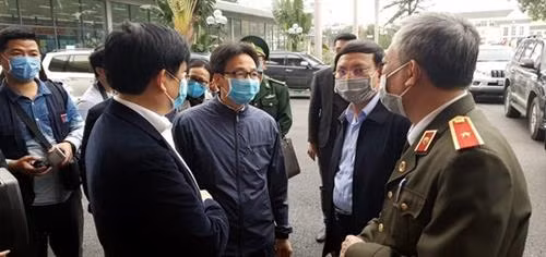 越南政府副总理武德儋视察广宁省新型冠状病毒感染的肺炎疫情防控工作情况。图自越通社 越南政府副总理武德儋视察广宁省新型冠状病毒感染的肺炎疫情防控工作情况。图自越通社