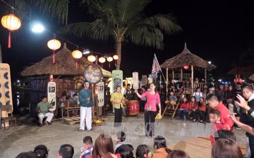 越南发牌唱曲艺术表演。(图片来源:越通社) 越南发牌唱曲艺术表演。(图片来源:越通社)